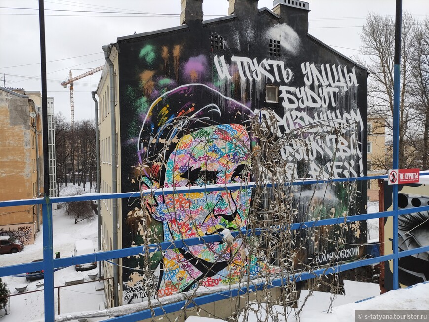Граффити портрета Маяковского на стене во дворе Этажей.