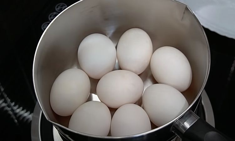 Половина яйца. Яйца на холоде. Налитые гладкие яйца. Половинки яиц с майонезом. Включи яйца 1