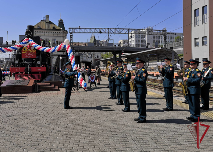 На железнодорожную станцию во Владивостоке под звуки военного оркестра Росгвардии прибыл поезд Победы