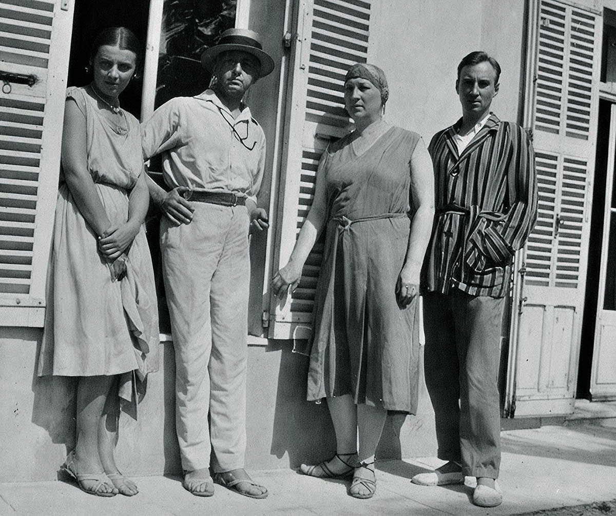 Бунин с женой Верой, Галиной Кузнецовой и секретарем Зуровым. Грас, 1931 год