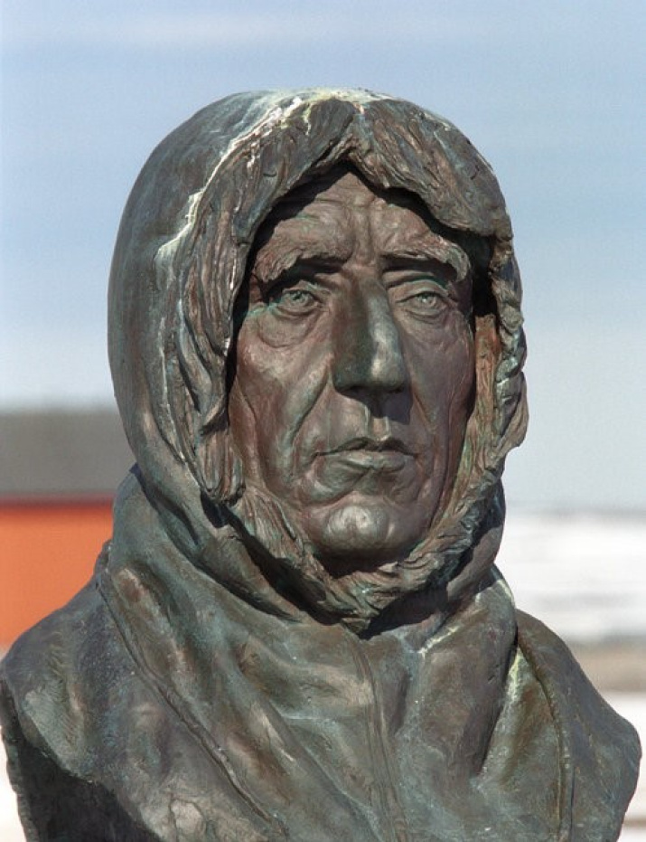 Памятник Амундсену в местечке Ню-Олесунн. Фото: wikipedia.org 