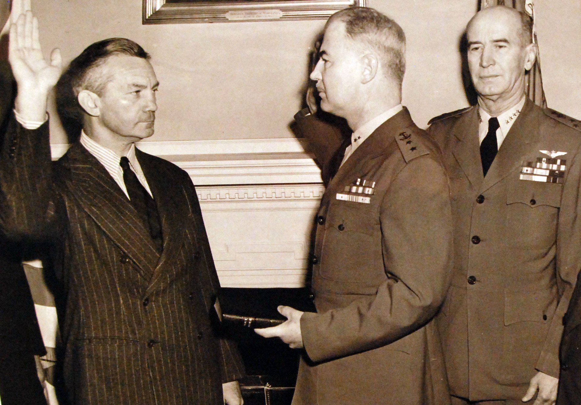 Джеймс Форрестол (слева) принимает присягу в качестве министра военно-морского флота. 1944 г.