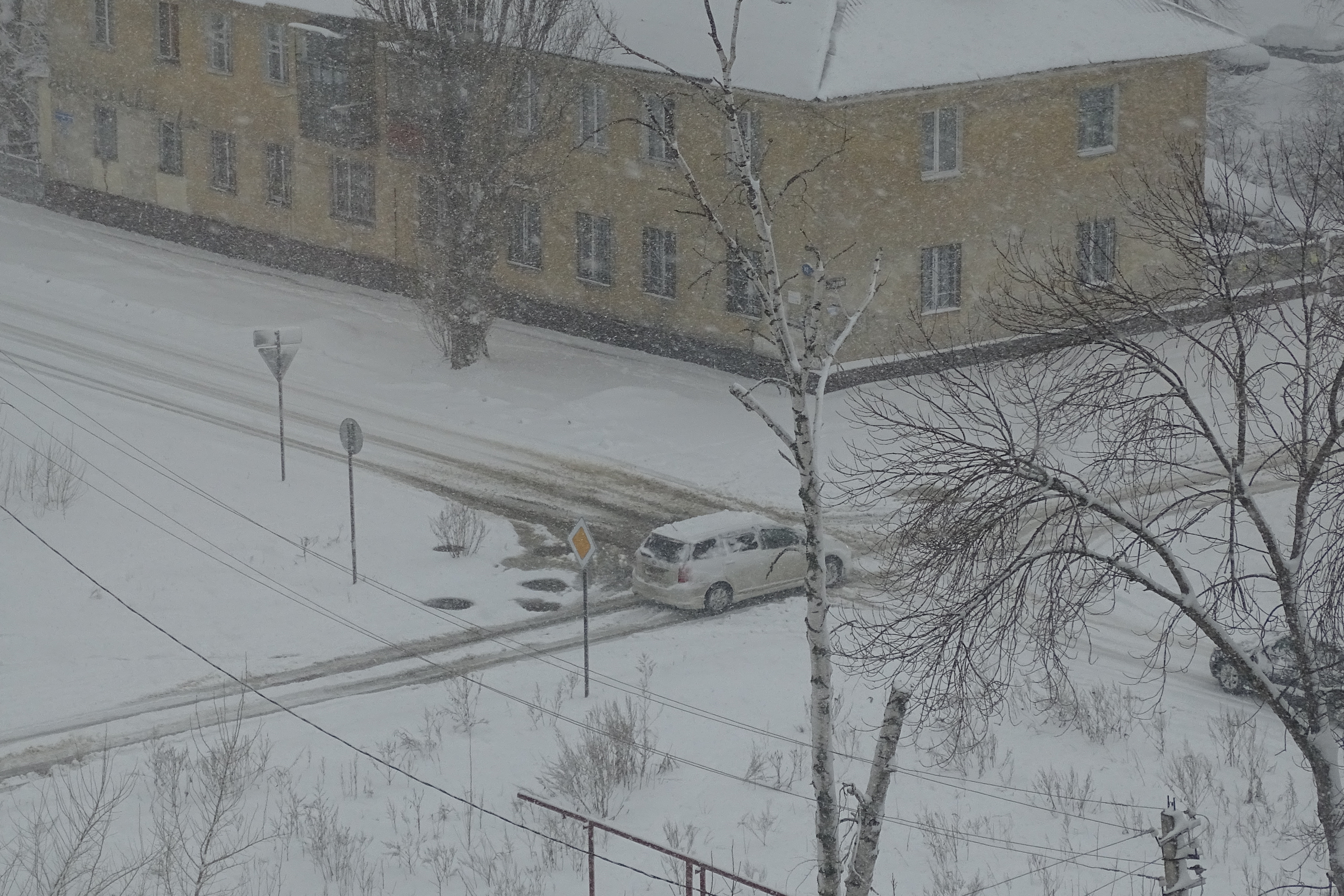 Неубранный снег во дворе. Заснеженный двор. Снег во дворе. Зима в Липецке во дворах. Неубранный снег.