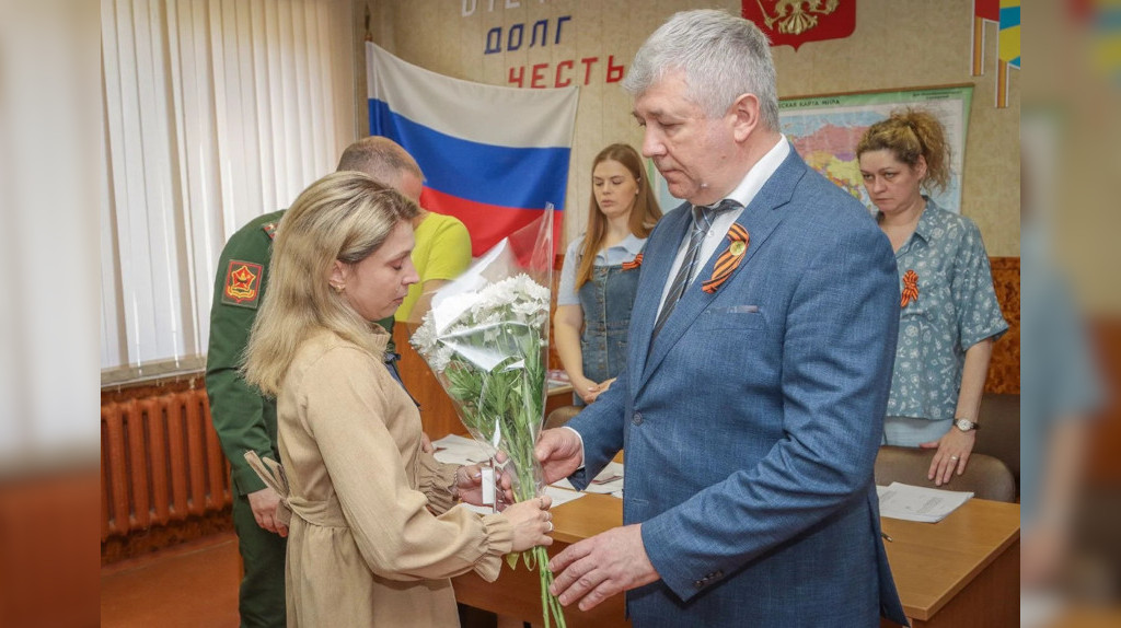 Семьям погибших брянских героев передали их ордена Мужества