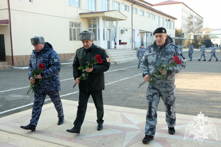 В Дагестане росгвардейцы почтили память боевых товарищей, погибших в ходе трагических событий 1996 года