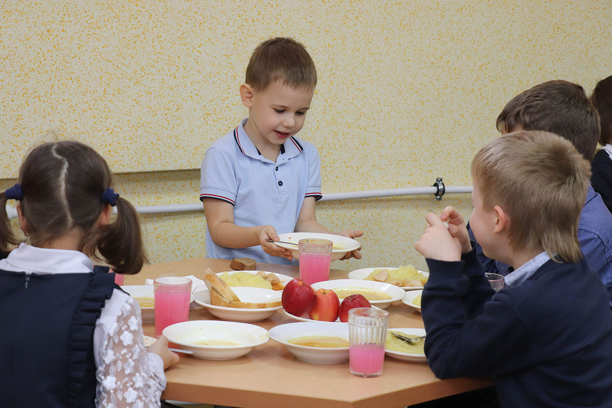 Школьное питание магнитогорск. Завтрак. Обед. Обед в школу с собой для ребенка. Школа садик переноска пищи.