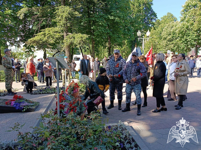Белгородские росгвардейцы почтили память Героев Великой Отечественной войны и возложили цветы к мемориальным комплексам в регионе