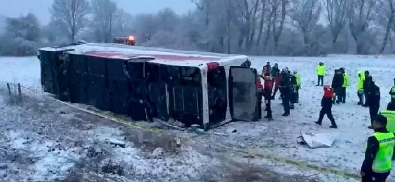 В Турции шесть человек погибли и 33 пострадали в результате аварии с участием пассажирского автобуса