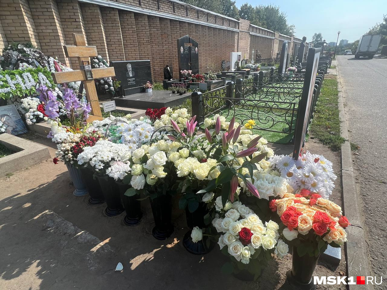 Троекуровское кладбище памятник юрию шатунову. Троекуровское кладбище Шатунов могила. Памятник Шатунову на Троекуровском кладбище. Памятник Юрию Шатунову на Троекуровском. Памятник на могиле Юрия Шатунова.