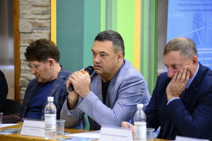 Анатолий Вытоптов (в центре). 