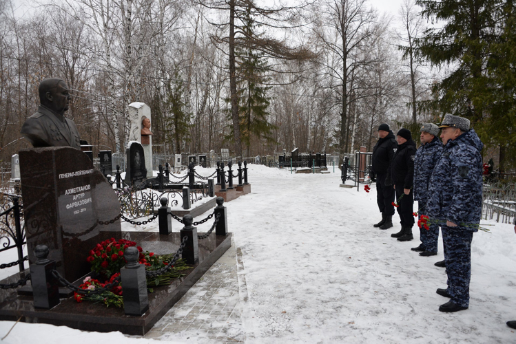 В Уфе почтили память генерал-лейтенанта Артура Ахметханова