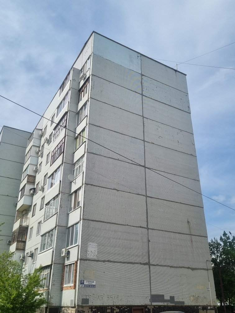Управляющая компания закрасила несанкционированные надписи на многоквартирных домах