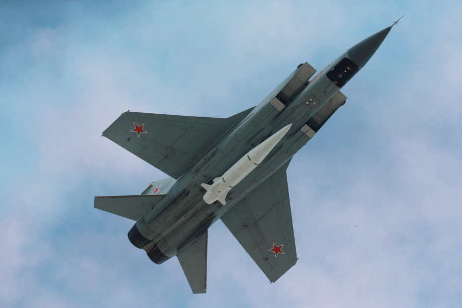 МиГ-31 с гиперзвуковой ракетой „Кинжал“