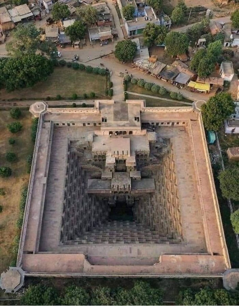 6. Ступенчатый колодец Чанд Баори, построенный более 1000 лет назад в индийской деревне Абханери. Глубина 30 метров, 13 этажей и 35000 тысяч ступеней