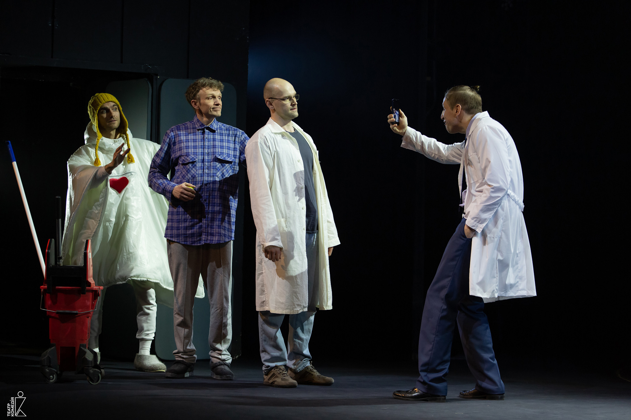 спектакль про семью. спектакль семья вурдалака. спектакль про семью. молодежный театр. пьеса семья вурдалака пьеса.