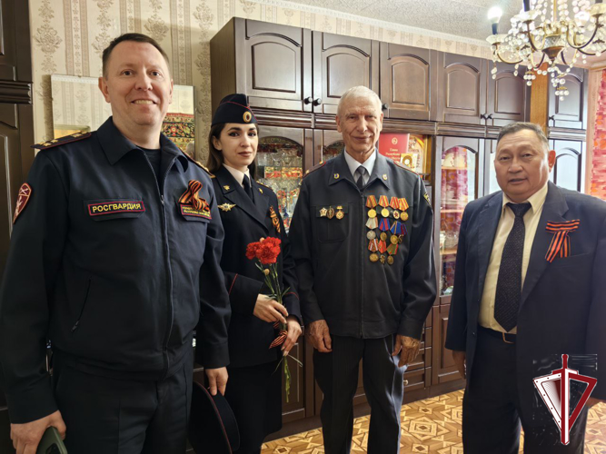 Росгвардейцы в Якутске поздравили с наступающим Днём Победы ветеранов Великой отечественной войны и тружеников тыла