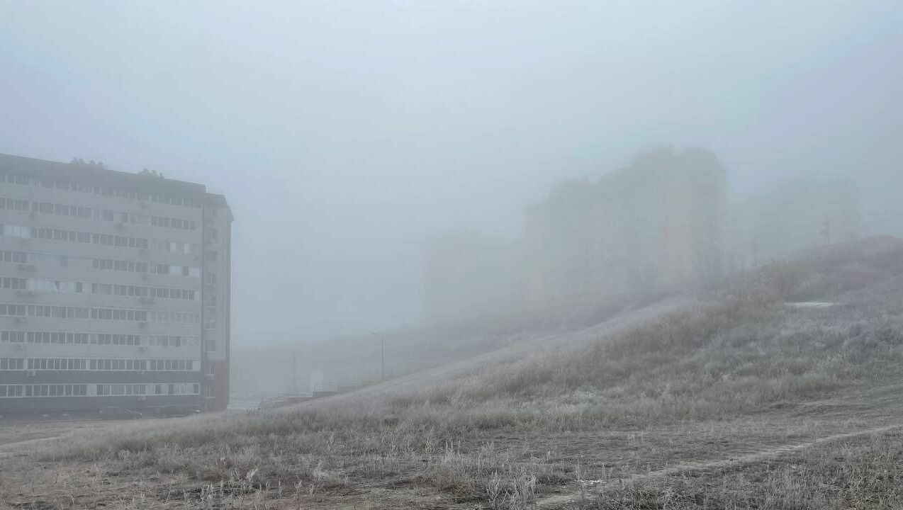 Дали окутанные туманом. Туман. Туман фото. Низкий туман в городе. Волгоград туман.