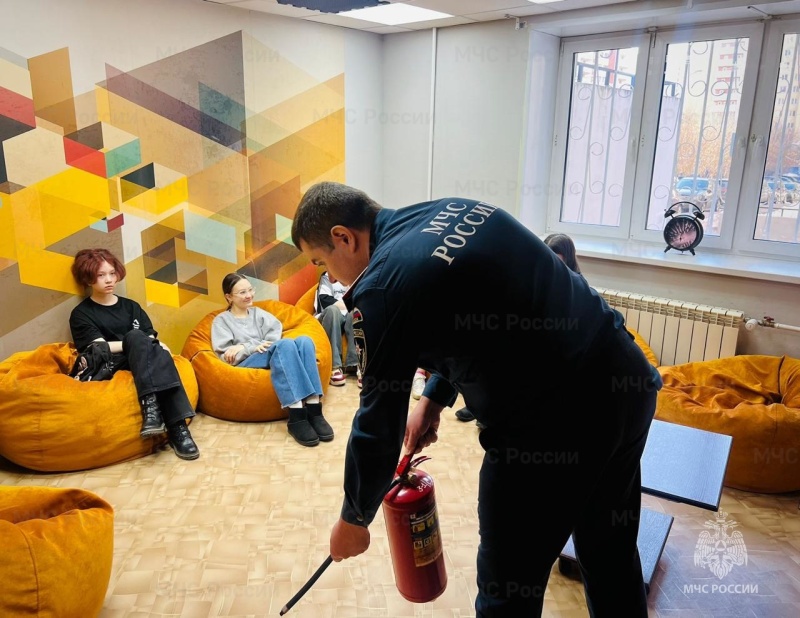 Сотрудники МЧС России по Юго-Западному административному округу провели профилактическое занятие в семейном центре «Оберег»