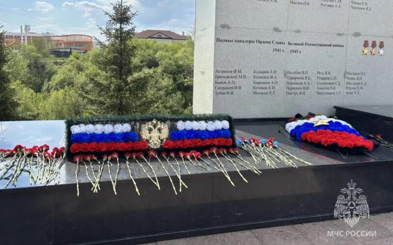 Кадеты МЧС России из МАОУ СОШ № 48 города Тюмени имени Героя Советского Союза Дмитрия Михайловича Карбышева возложили цветы к Вечному огню.