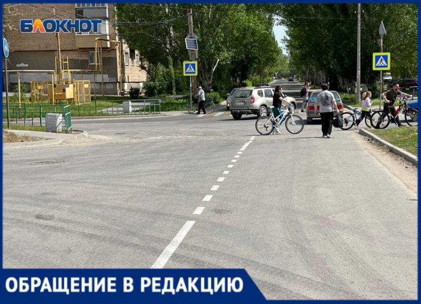 Велосипеды вылетают на автодорогу: спортсмены просят обезопасить велотрассу в центре Волжского