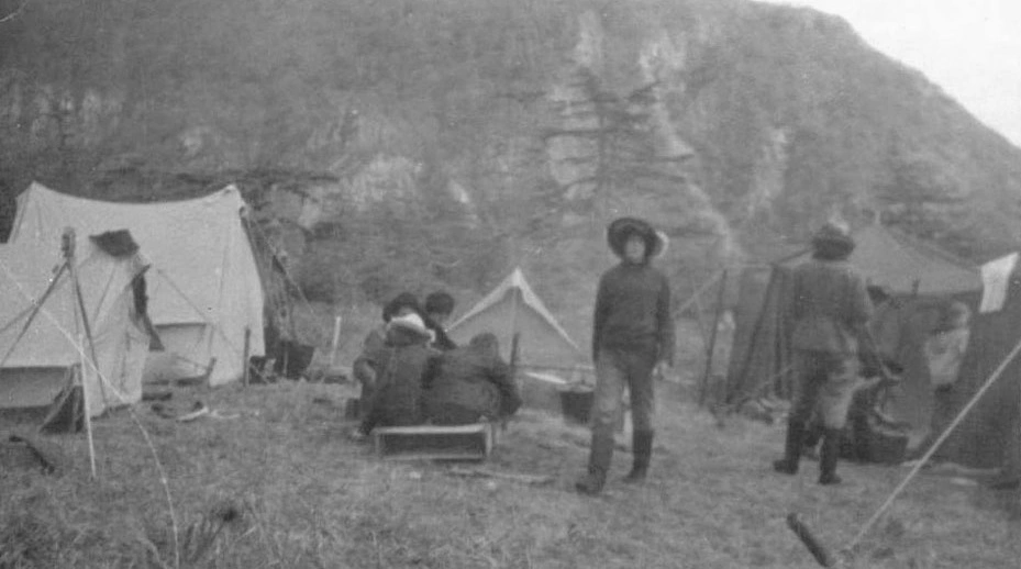 Палаточный городок археологической экспедиции из посёлка Ягодное