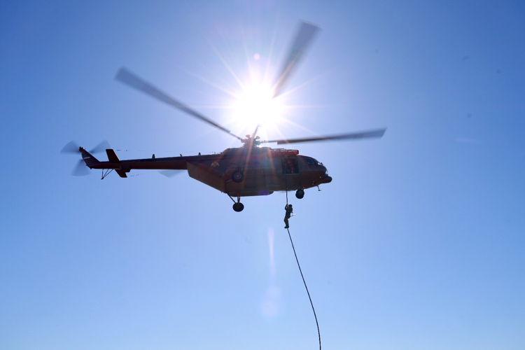 В Татарстане бойцы спецподразделений территориального Управления Росгвардии отработали десантирование с вертолёта