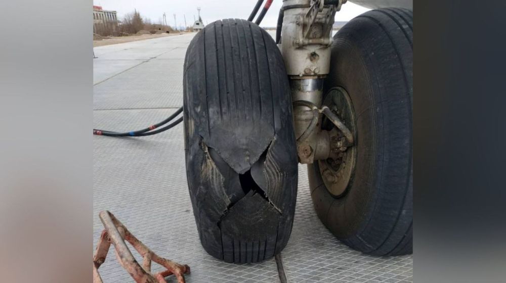 В Якутии у самолета Ан-24 при посадке лопнули два колеса шасси
