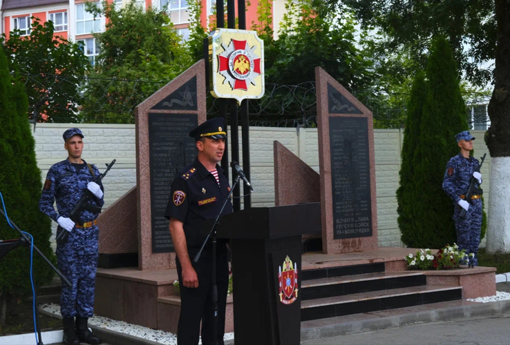 В специальном моторизованном полку Росгвардии открыли памятник воинам, павшим при исполнении воинского долга