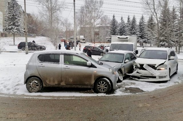 Массовое ДТП с участием 12 автомобилей произошло в Иркутске утром 8 ...