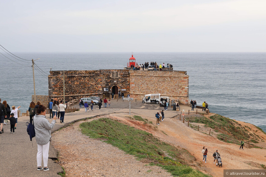 Форт Михаила Архангела (Forte de São Miguel Arcanjo) построили в 1577 году для обороны от возможных нападений с воды алжирских, марокканских и норманских пиратов. Сейчас на нём установлен маяк и устроена смотровая площадка для наблюдения волн.
