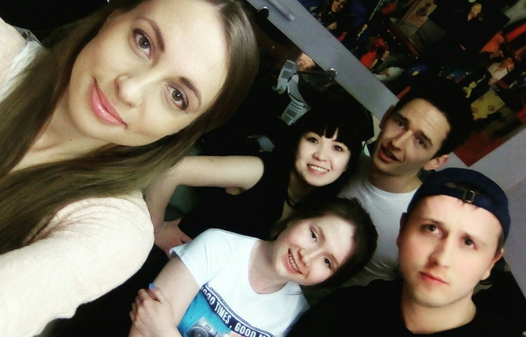 В мир «большого стендапа» Юсупова (в центре) попала в 2018 году
