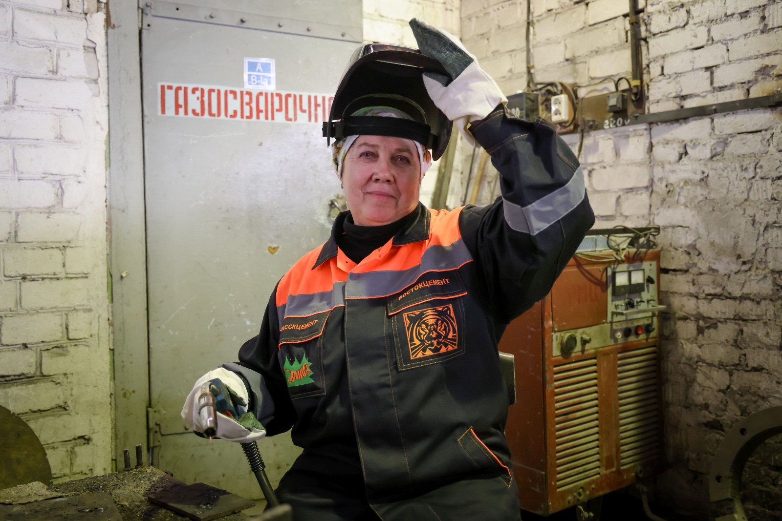 слесарь. мужские профессии. мужчины разных профессий. тяжелые женские профессии. кузнец профессия.