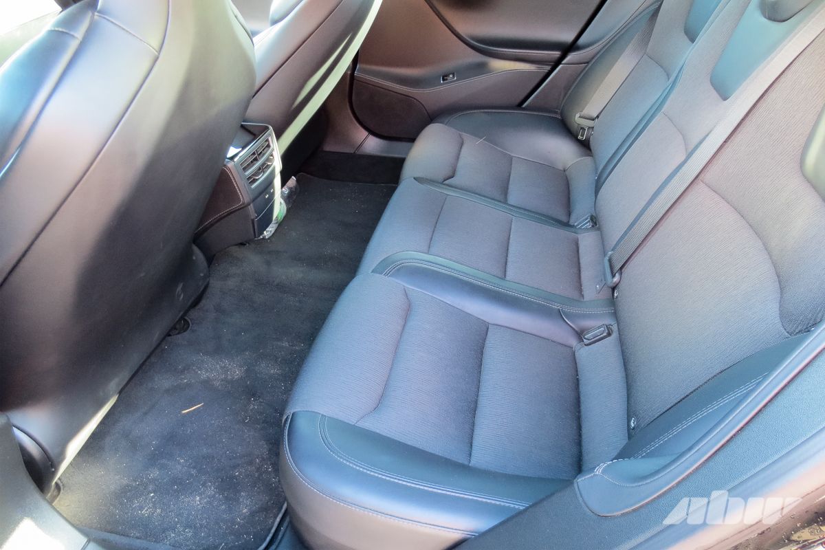 Tesla_Model_S_заднее_сиденье