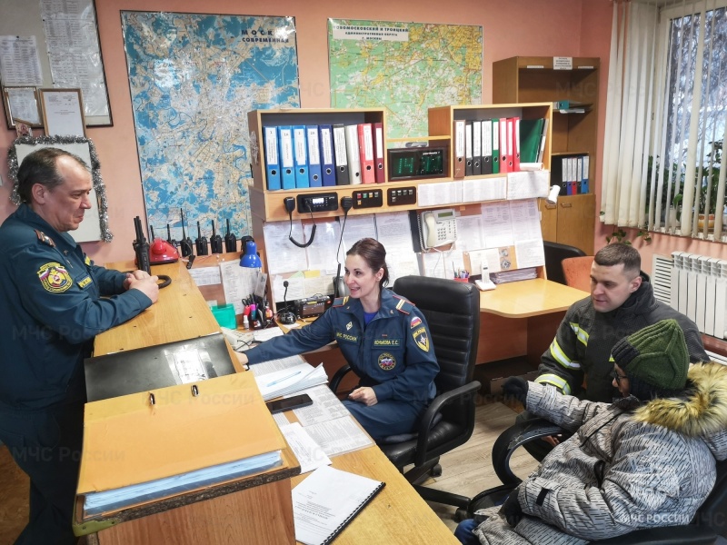 В Новый год пожарные Юго-Восточного административного округа исполнили мечту ребенка