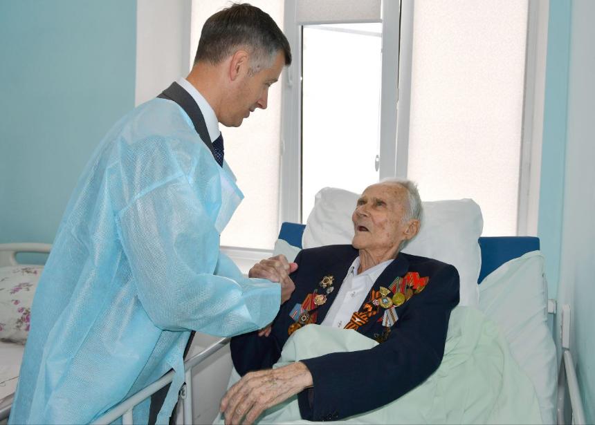 Глава Горячего Ключа Сергей Белопольский поздравил с Днём рождения нашего дорогого ветерана Николая Васильевича Мальцева, которому исполнилось 99 лет