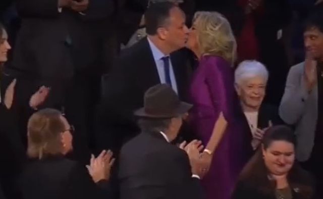 Поцелуй Джилл Байден, первой леди США и мужа вице-президента Харрис