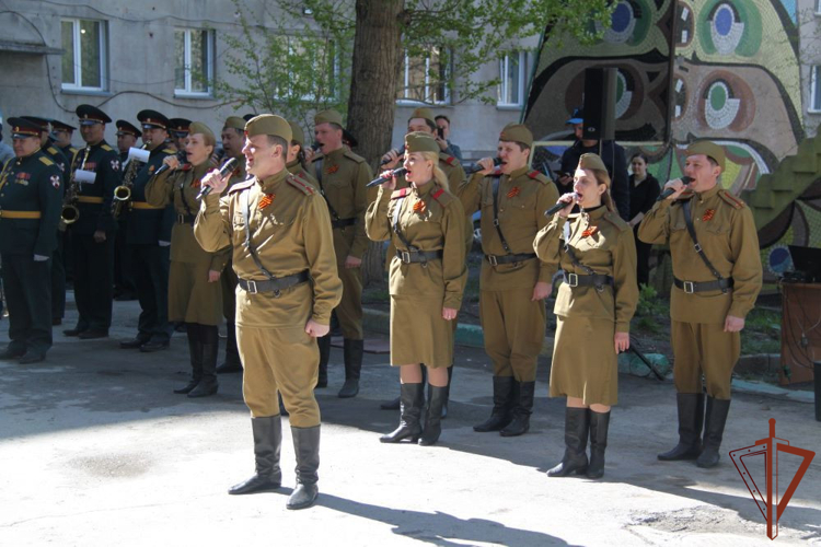 Акция Росгвардии «Парад у дома ветерана» продолжается в Новосибирске