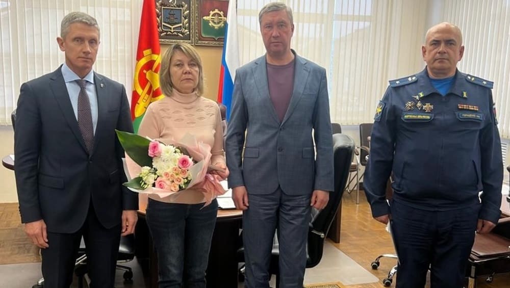 В Клинцах вдове участника СВО Григория Евстифеева передали медаль «За отвагу»