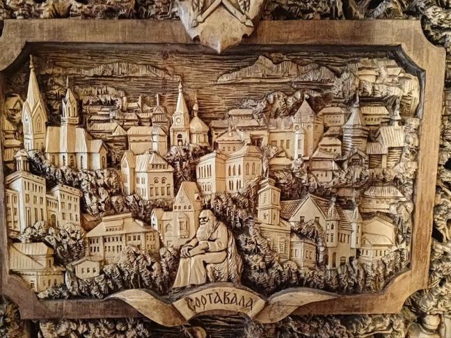 Резьба Кронида Гоголева выполнена в монолитной технике