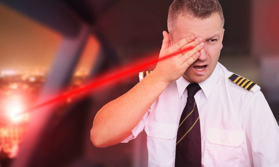 На подлёте к Новосибирску пилотов самолёта попытались ослепить лазером