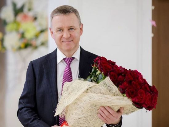 Мэр Южно-Сахалинска поздравил женщин с Днем матери