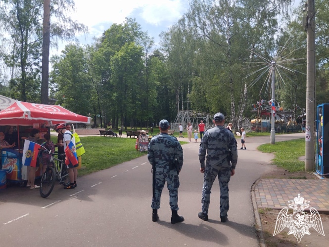 Сотрудники Росгвардии приняли участие в обеспечении безопасности Дня России в Иванове