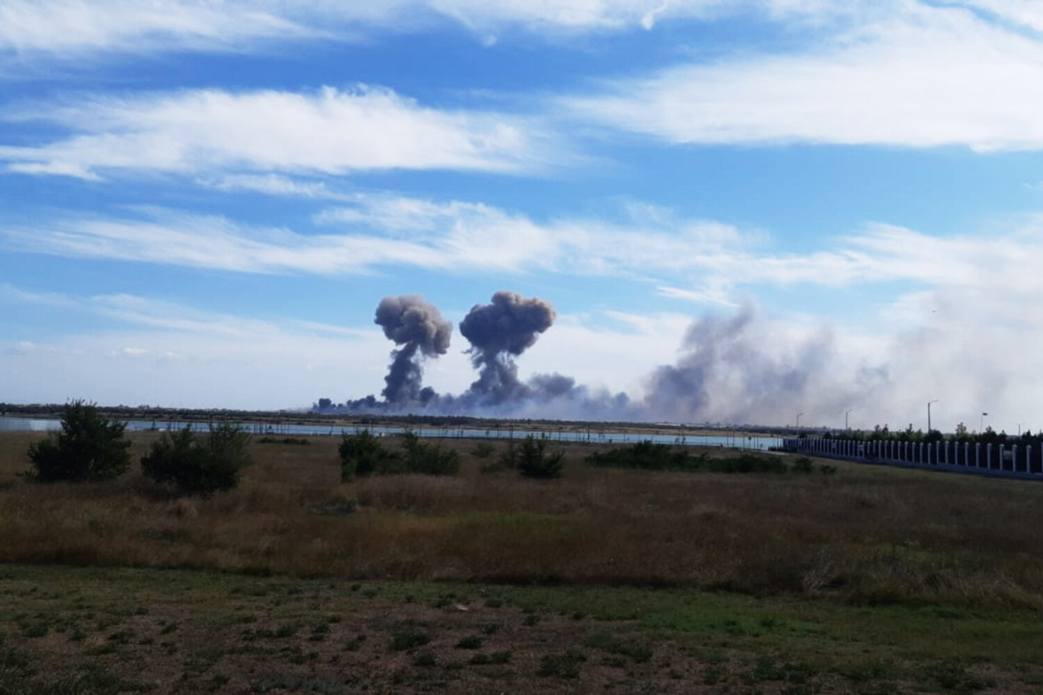 Атака всу на крым. Аэродром Саки взрыв. Новофедоровка взрывы. Мощные взрывы на авиабазе.