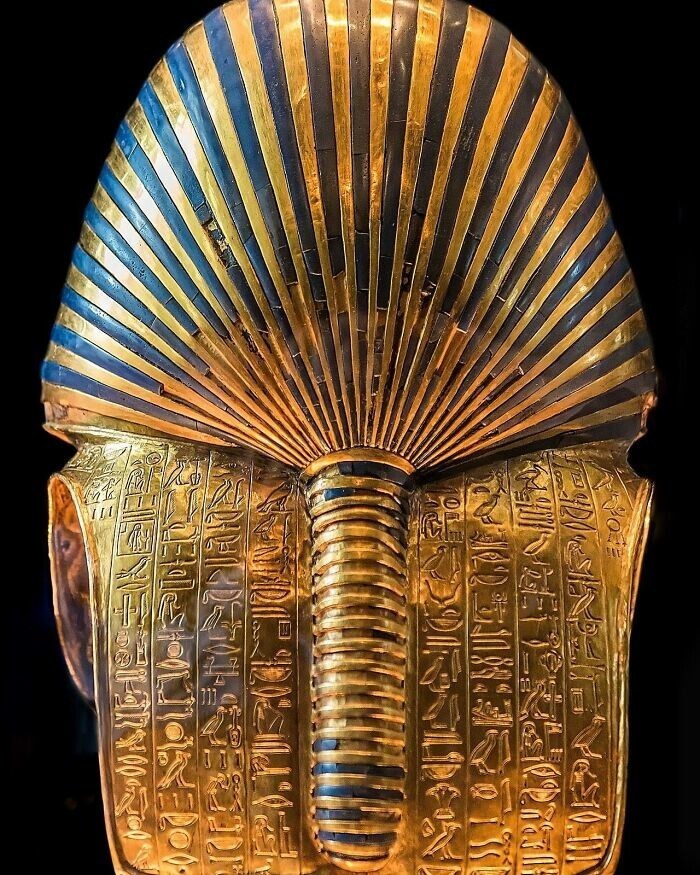 14. Золотая маска Тутанхамона, вид сзади