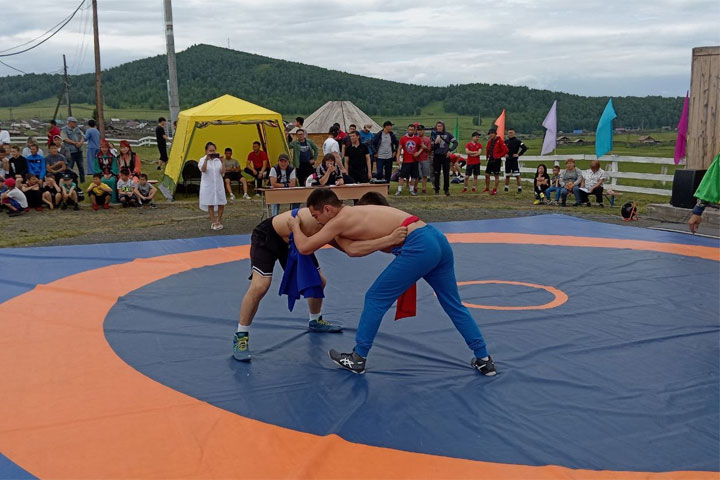 В Аскизском районе спортсмены соревновались в национальной борьбе 
