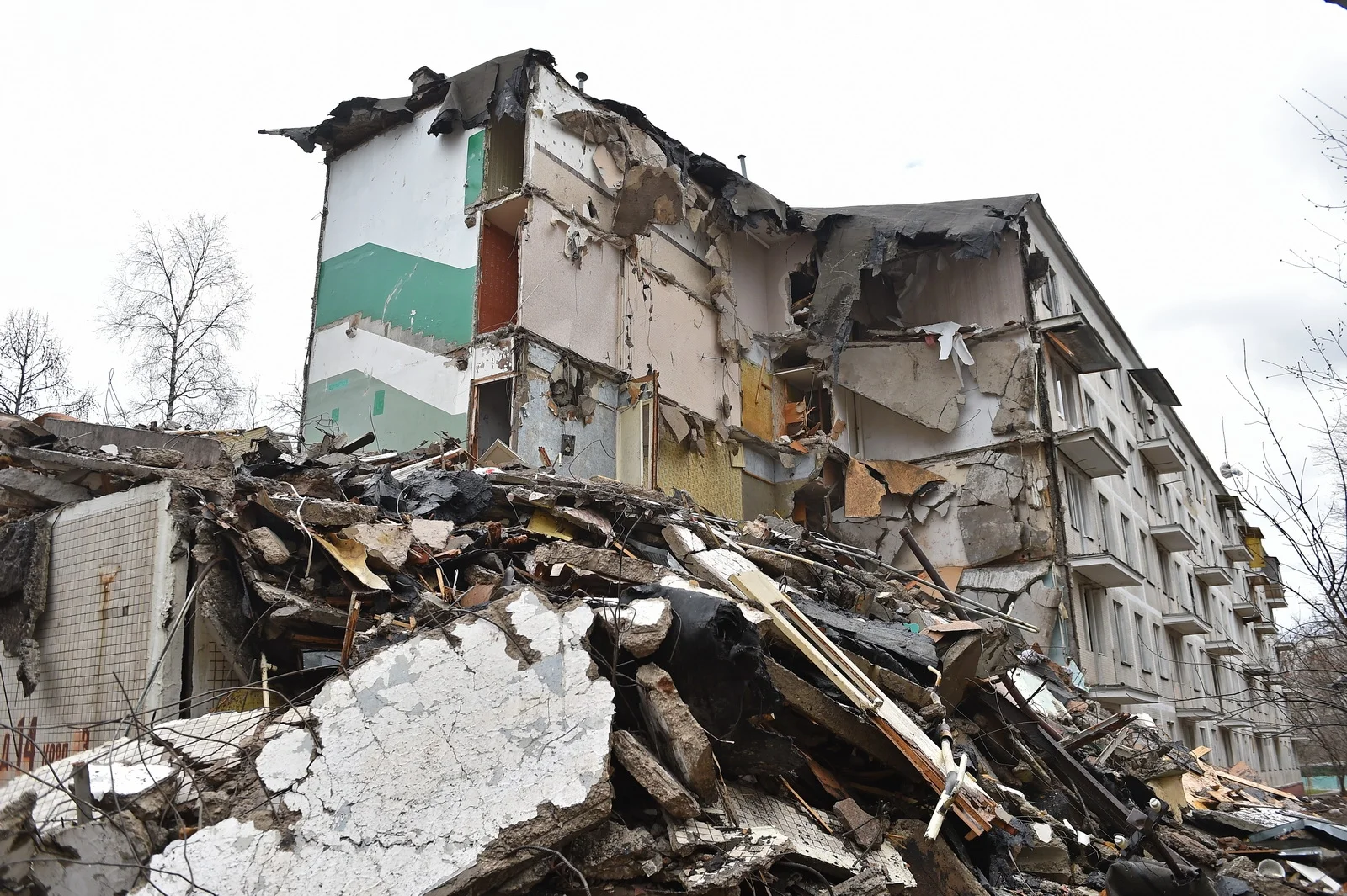 Снос здания. Сносят дом. Район пятиэтажек. Сносимые пятиэтажки в москве. Снос дома.