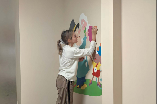 Завершающий штрих: художники украсили новую поликлинику для детей в Слободском