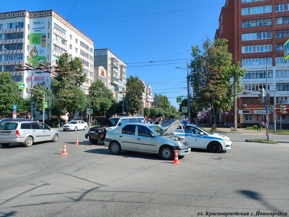 В ходе дтп столкнулось два автомобиля и трамвай пострадавших нет такая ситуация считается