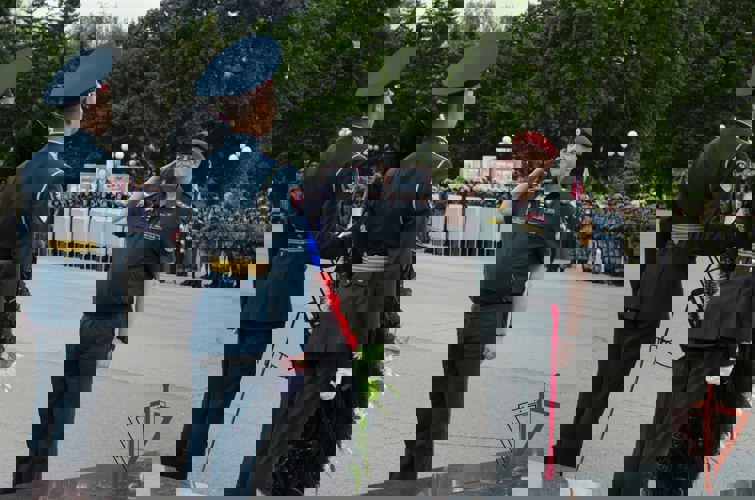 Первый заместитель директора Росгвардии генерал-полковник Юрий Яшин вручил вымпел директора Росгвардии Центру специального назначения «Витязь»