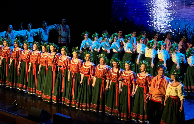 Сотрудники Управления Минюста России по Вологодской области посетили спектакль «Ермак. Легенда Сибири» в исполнении Государственного академического Омского русского народного хора (16.10.2025) Фото 2